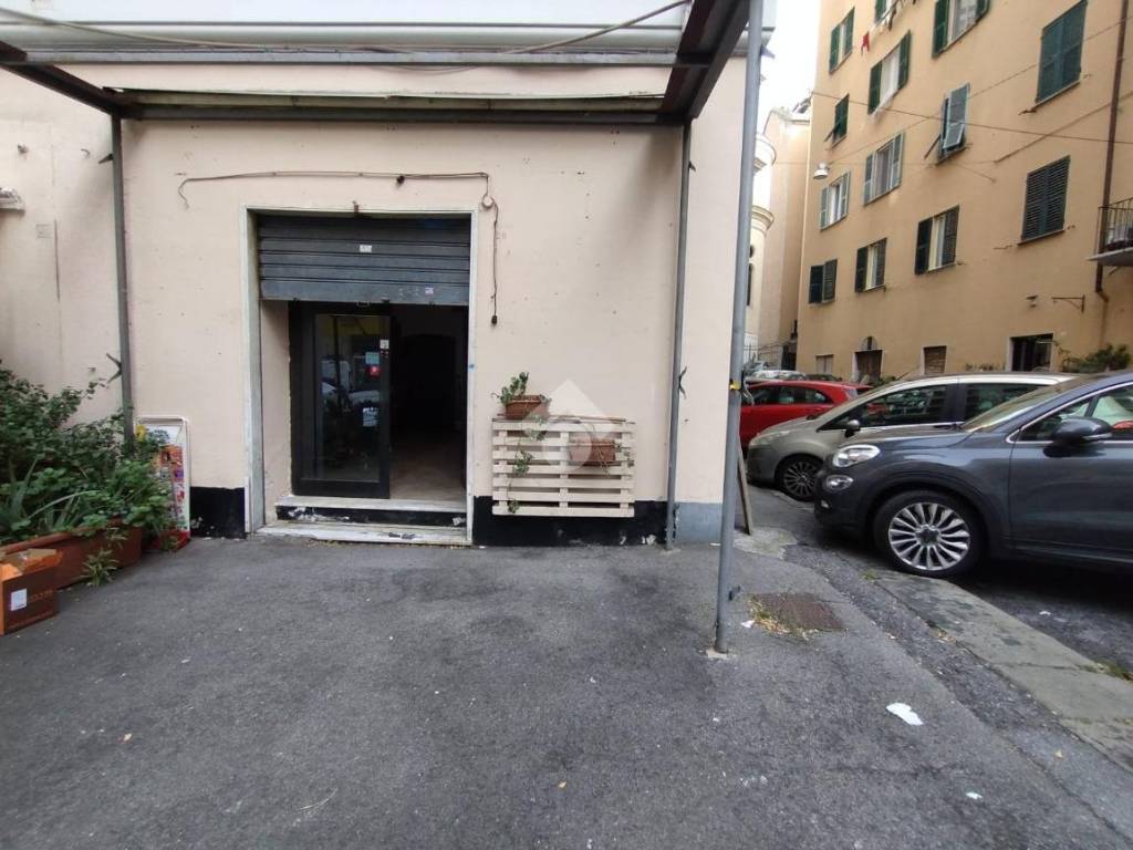 negozio in affitto a Genova in zona Foce