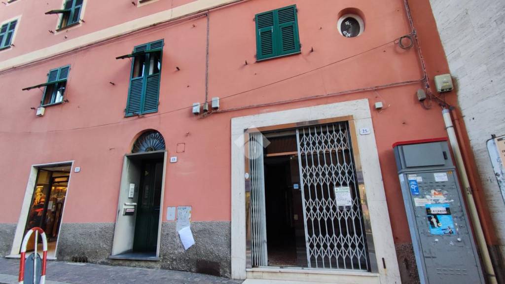 negozio in affitto a Genova in zona Pontedecimo