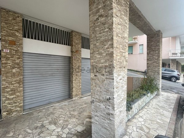 locale di sgombero in affitto a Genova in zona Pegli