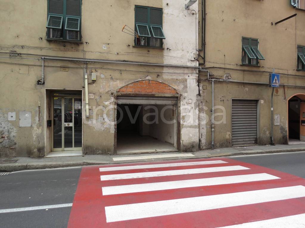 negozio in affitto a Genova in zona Rivarolo