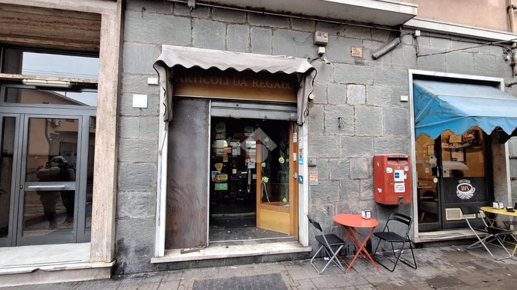 negozio in affitto a Genova in zona Rivarolo