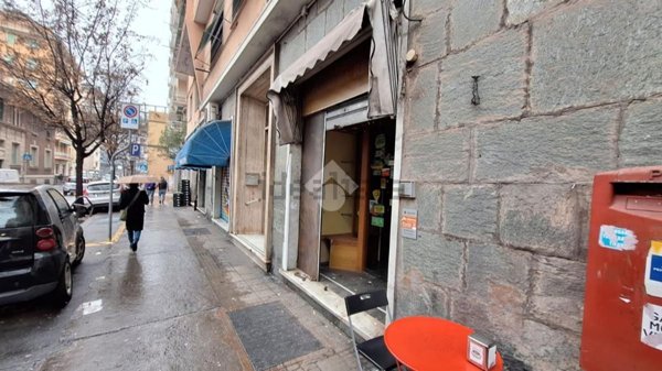 negozio in affitto a Genova in zona Rivarolo