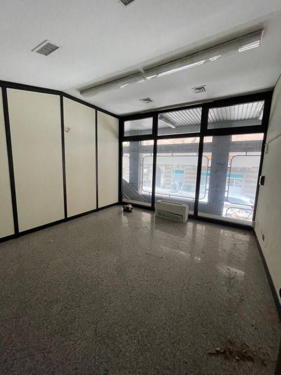 negozio in affitto a Genova in zona Rivarolo