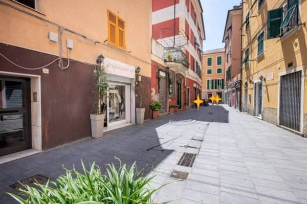 locale commerciale in affitto a Genova in zona Sestri Ponente
