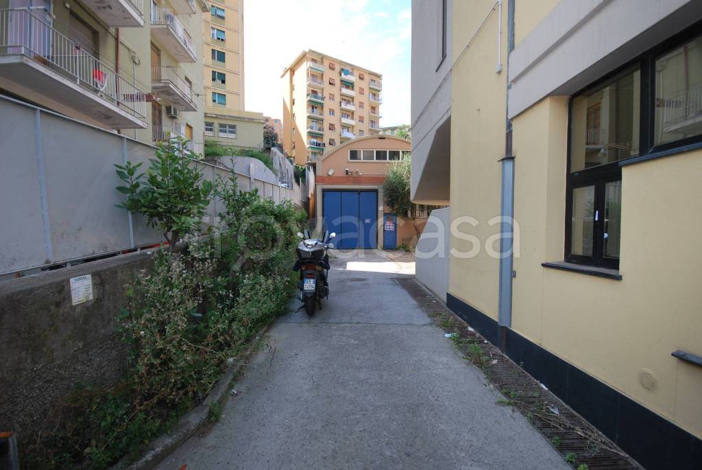 locale commerciale in affitto a Genova in zona Rivarolo