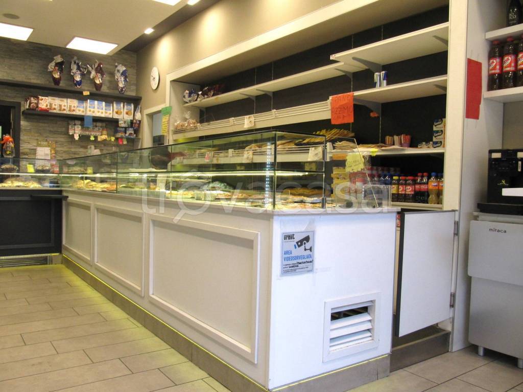 negozio in affitto a Genova in zona Rivarolo