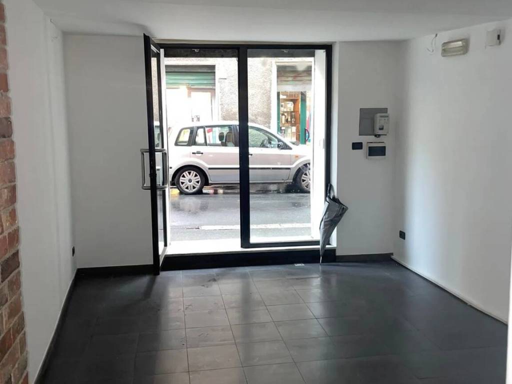 negozio in affitto a Genova in zona Pontedecimo