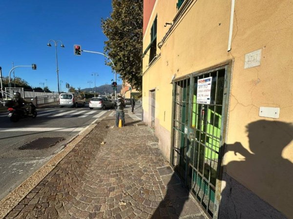 negozio in affitto a Genova in zona Palmaro / Pra'