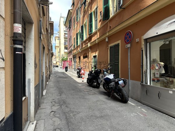 locale di sgombero in affitto a Genova in zona Portoria / Piccapietra
