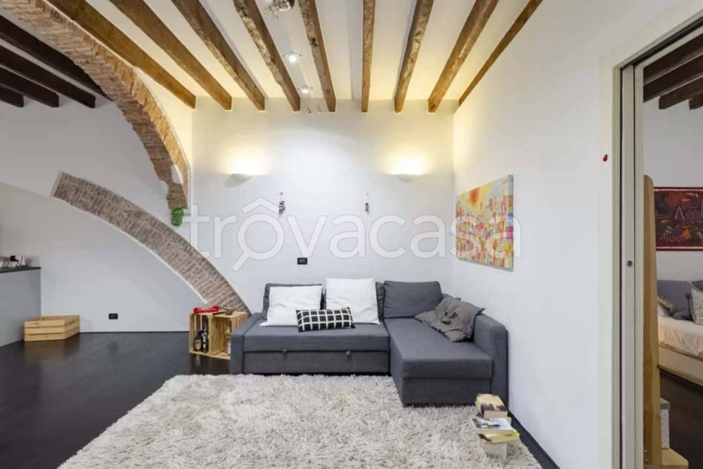 appartamento in affitto a Genova in zona Sottoripa / Maddalena / Molo