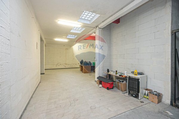 negozio in affitto a Genova in zona Rivarolo