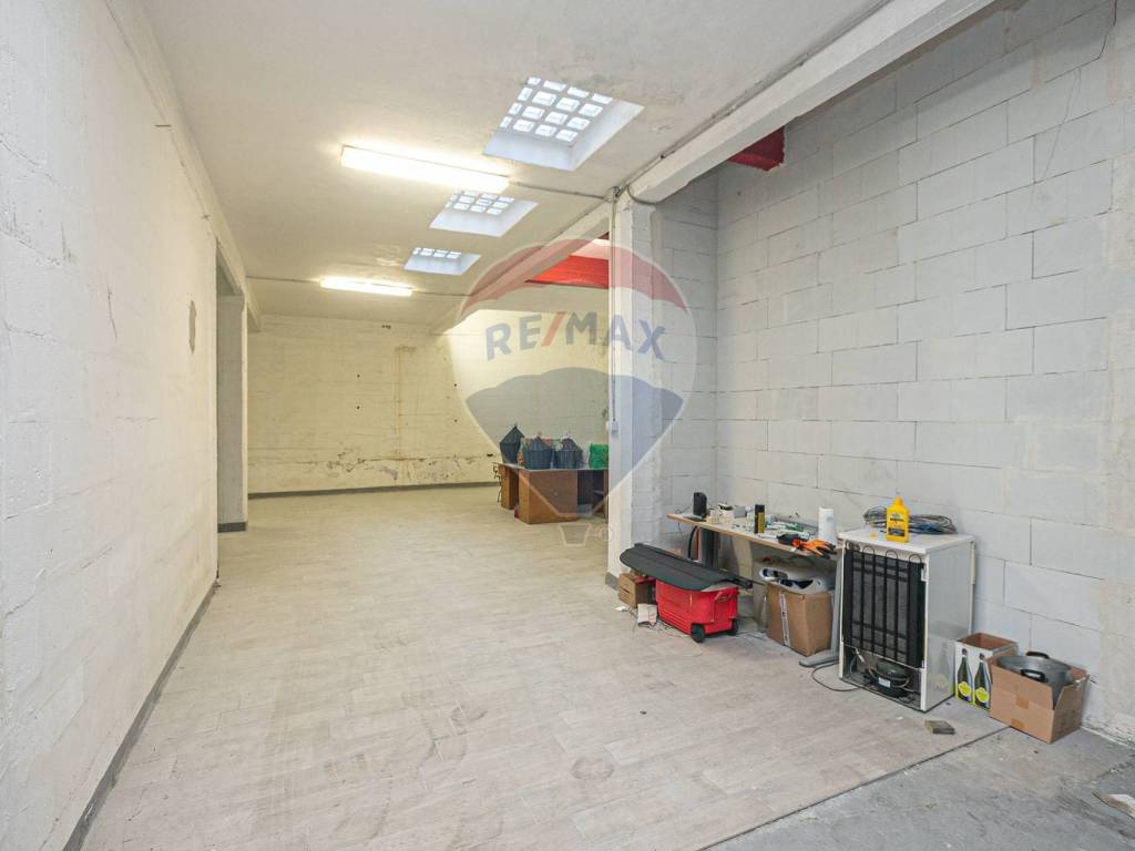 negozio in affitto a Genova in zona Rivarolo