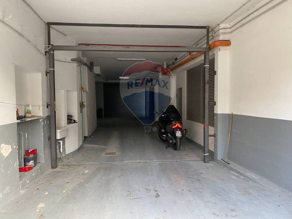 negozio in affitto a Genova in zona Rivarolo