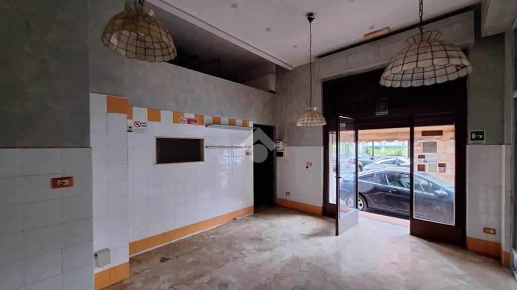 negozio in affitto a Genova in zona Rivarolo