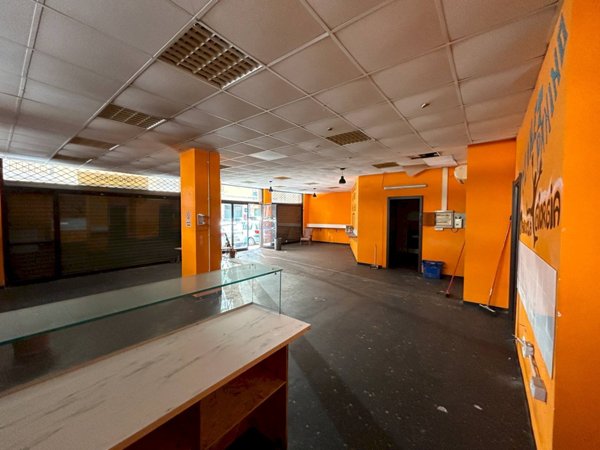 locale commerciale in affitto a Genova in zona Sestri Ponente