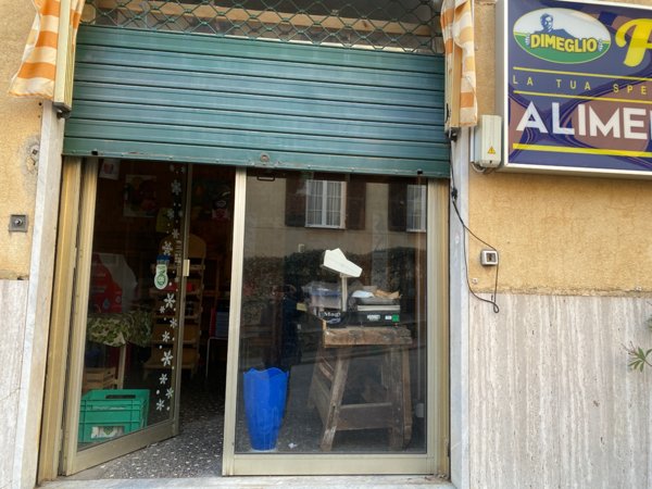 locale commerciale in affitto a Genova
