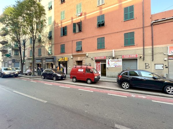 negozio in affitto a Genova in zona Rivarolo