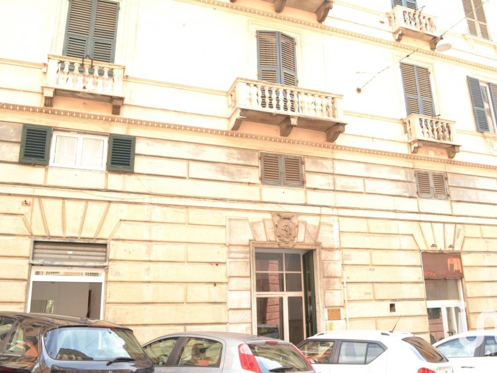 negozio in affitto a Genova