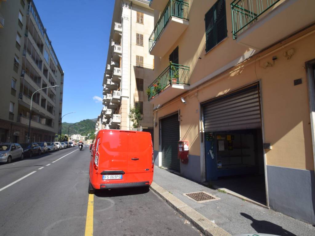 negozio in affitto a Genova in zona Palmaro / Pra'