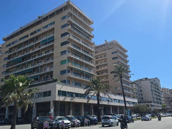 negozio in affitto a Genova in zona Foce