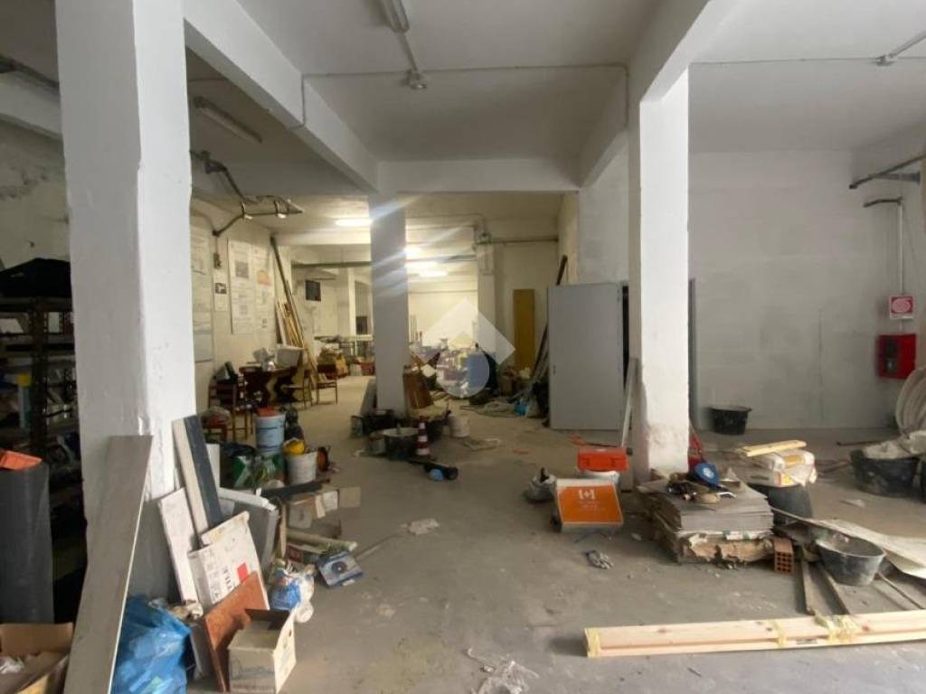 negozio in affitto a Genova in zona San Fruttuoso