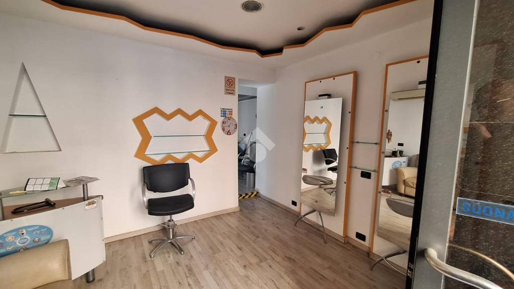 negozio in affitto a Genova in zona Rivarolo