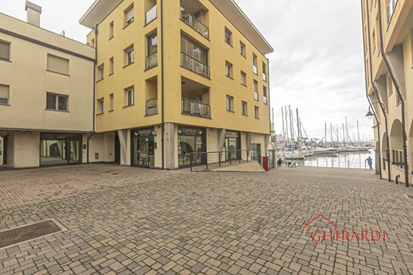 locale commerciale in affitto a Genova in zona Sestri Ponente