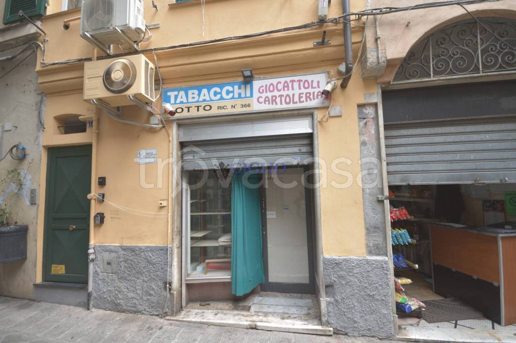 negozio in affitto a Genova in zona Sottoripa / Maddalena / Molo