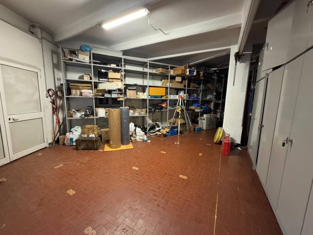 locale di sgombero in affitto a Genova in zona Sampierdarena