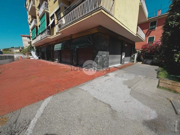 locale commerciale in affitto a Genova in zona Sestri Ponente