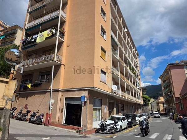 locale di sgombero in affitto a Genova in zona Sestri Ponente