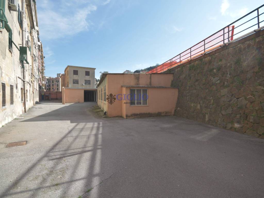 locale commerciale in affitto a Genova in zona Sampierdarena