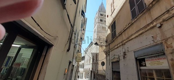 negozio in affitto a Genova in zona Sottoripa / Maddalena / Molo
