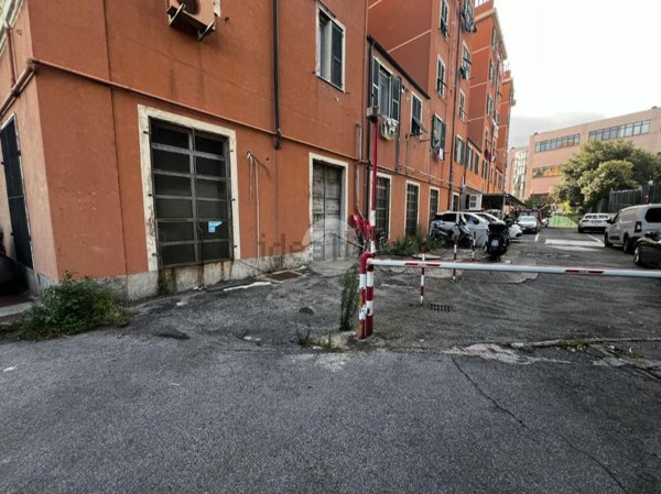 locale commerciale in affitto a Genova in zona Cornigliano