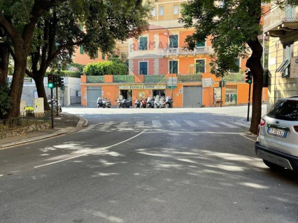 negozio in affitto a Genova in zona Lagaccio / Granarolo