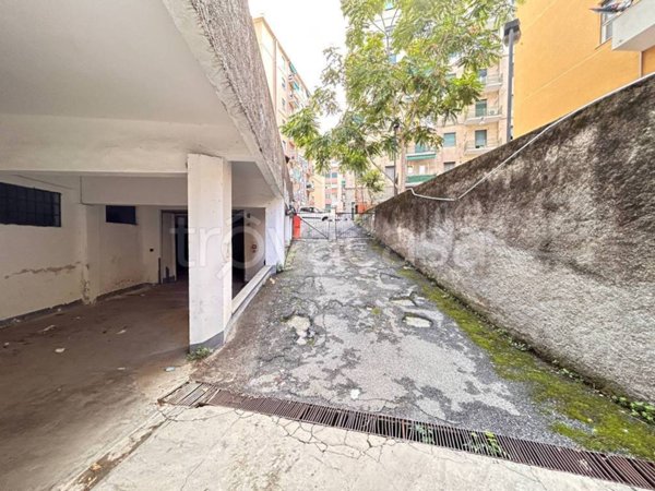 negozio in affitto a Genova in zona San Fruttuoso