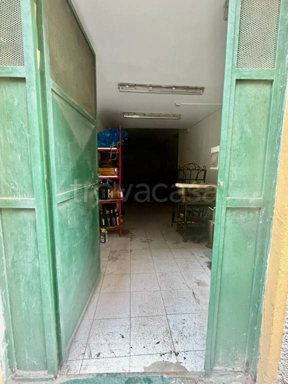 locale commerciale in affitto a Genova in zona Sestri Ponente