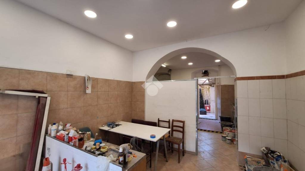 negozio in affitto a Genova in zona Rivarolo