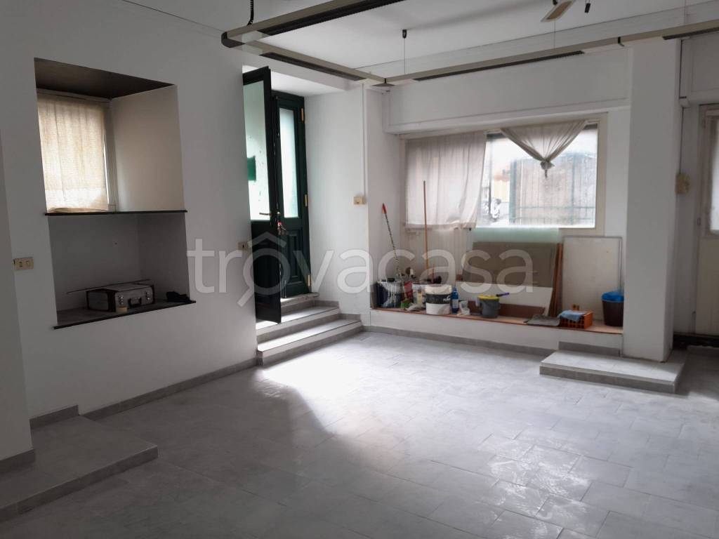 locale commerciale in affitto a Genova