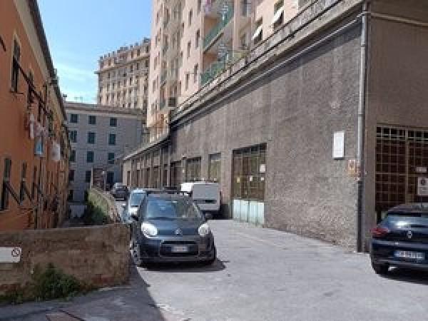 negozio in affitto a Genova in zona Lagaccio / Granarolo