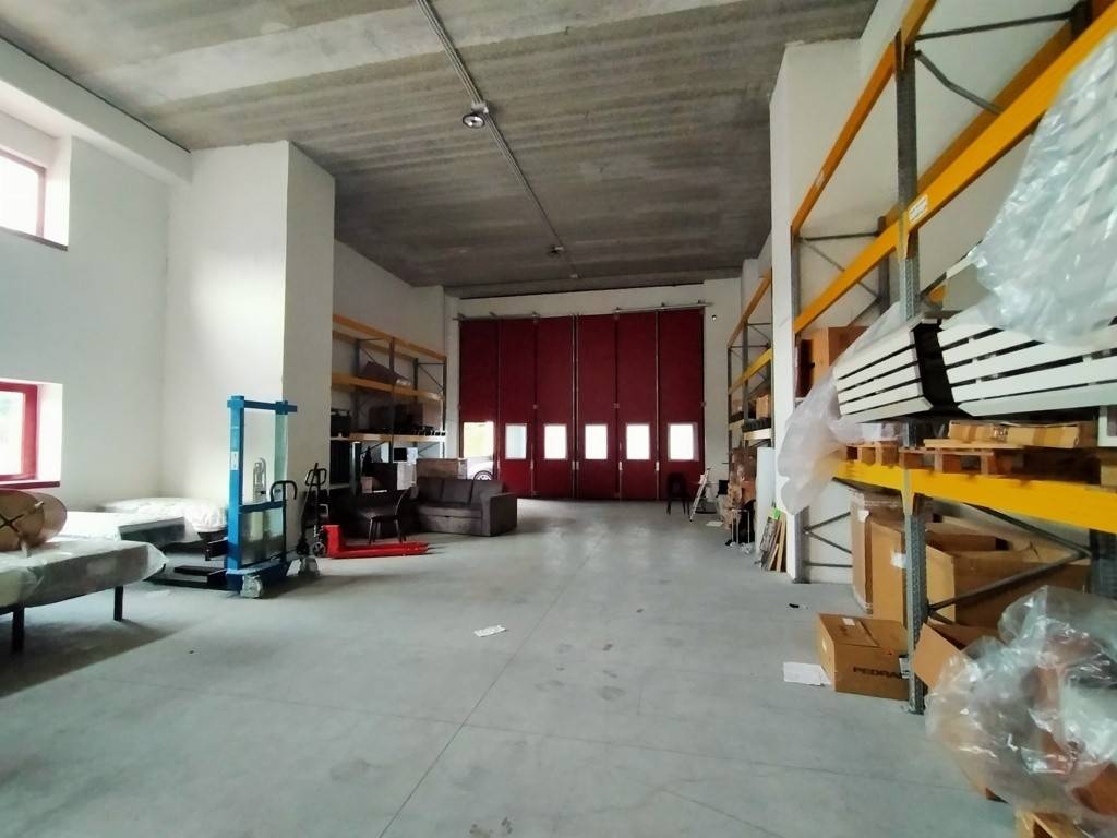 locale commerciale in affitto a Genova in zona Bolzaneto