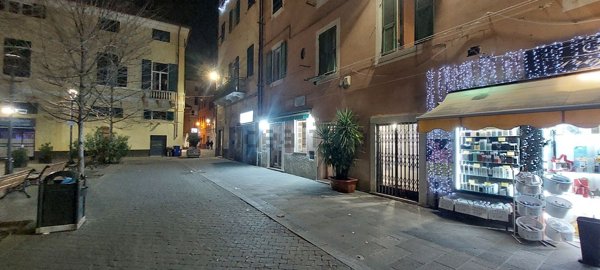 locale commerciale in affitto a Genova in zona Sestri Ponente