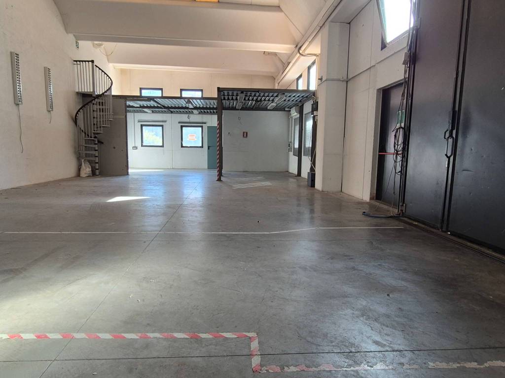 locale commerciale in affitto a Genova in zona Struppa