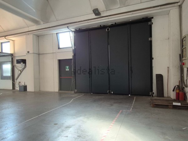 capannone in affitto a Genova in zona Struppa