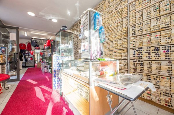 negozio in affitto a Genova in zona Foce