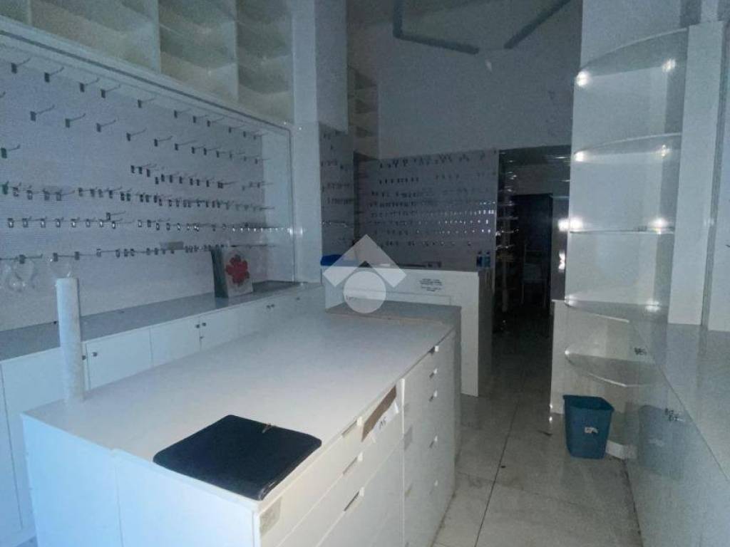 negozio in affitto a Genova