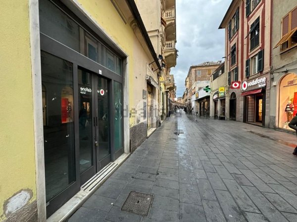 negozio in affitto a Genova in zona Sestri Ponente