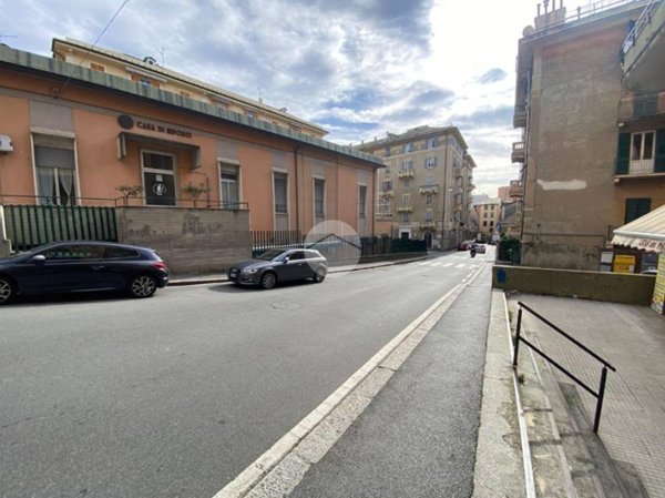 negozio in affitto a Genova in zona Sestri Ponente