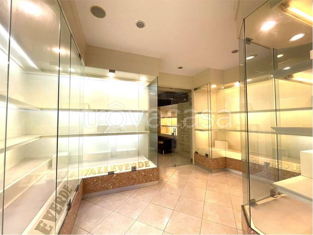 negozio in affitto a Genova in zona Rivarolo