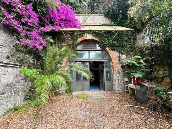 locale commerciale in affitto a Genova